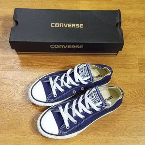 Black/White low top Women's Converse. Size 3.